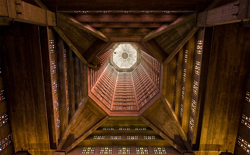 Bretagne 09-2012 D35_3144 als Smart-Objekt-1 Kopie.jpg - Innenansicht der Kirche mit hunderten kleinen bunten Fenstern